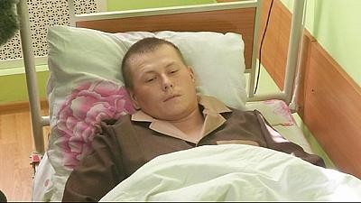 Một trong hai binh sĩ bị Ukraine bắt giữ nằm trên giường bệnh viện của quân đội Ukraine. Ảnh: euronews.com
