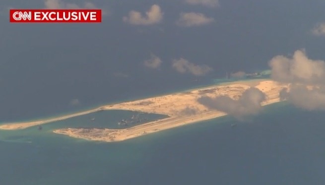 Công trình đảo nhân tạo mà Trung Quốc xây dựng trái phép ở Biển Đông nhìn từ máy bay do thám Mỹ. Nguồn: CNN/TTXVN
