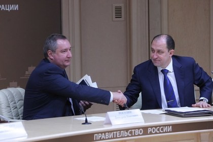 Phó Thủ tướng Dmitry Rogozin (trái) và Phó Chủ tịch Ủy ban công nghiệp quân sự Nga, ông Oleg Bochkarev tại một cuộc họp Chính phủ