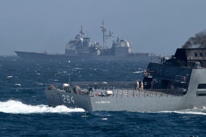 Chiến đấu cơ Nga lượn ngay trên boong tàu chiến NATO