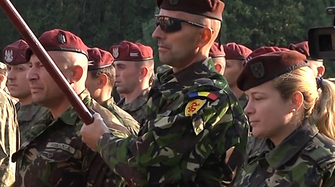 Ukraine đón binh sĩ NATO bằng bánh mì đen và muối