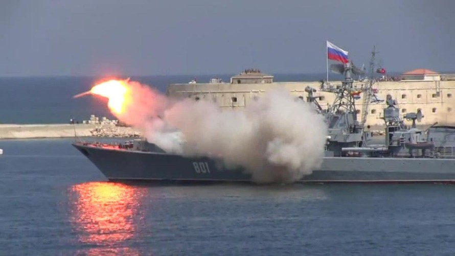 Tên lửa Nga nổ tung trước mũi khinh hạm Ladny
