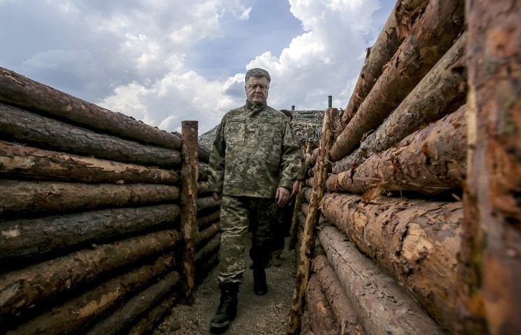 Tổng thống Petro Poroshenko thị sát công sự chiến đấu của lực lượng vũ trang nước này phía Đông Nam Ukraine.