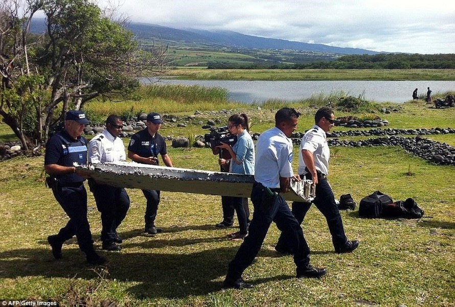 Các nhân viên an ninh Pháp tiếp cận mảnh vỡ nghi của máy bay MH370