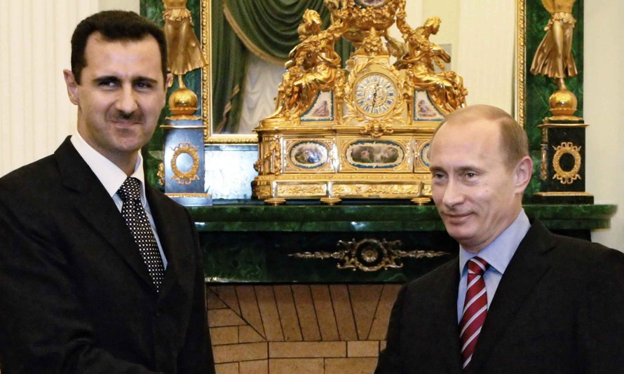 Tổng thống Nga Vladimir Putin (phải) sắp "buông" Syria?