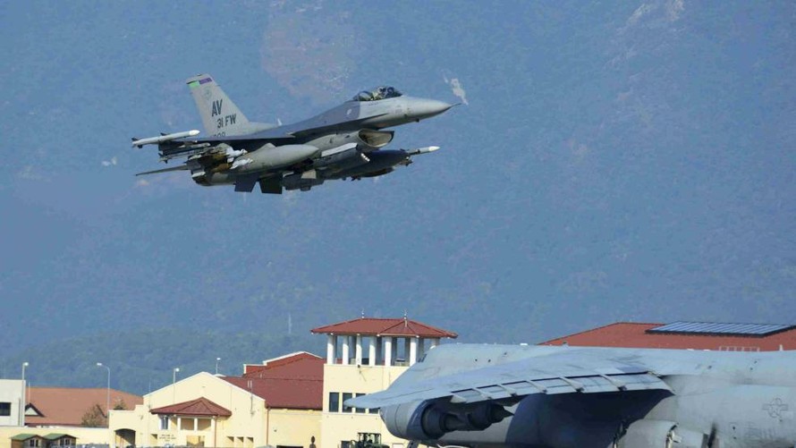 [VIDEO] F-16 Mỹ lần đầu không kích IS trong lãnh thổ Syria