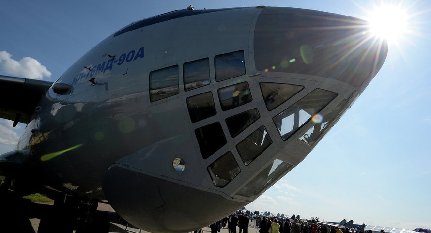 Siêu vận tải cơ Il-76 đời mới của Nga ‘hút khách’