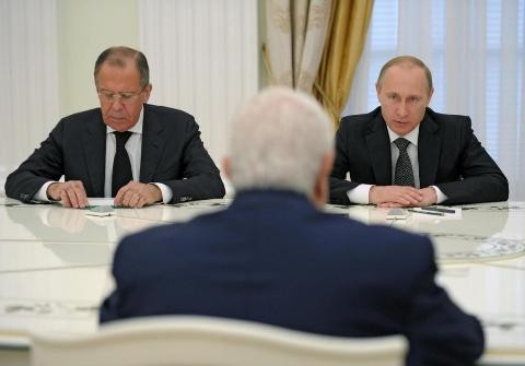 Tổng thống Putin và Ngoại trưởng Sergey Lavrov trong cuộc gặp với Ngoại trưởng Syria Walid Muallem tại Điện Kremlin ngày 29/6. Ảnh: AP