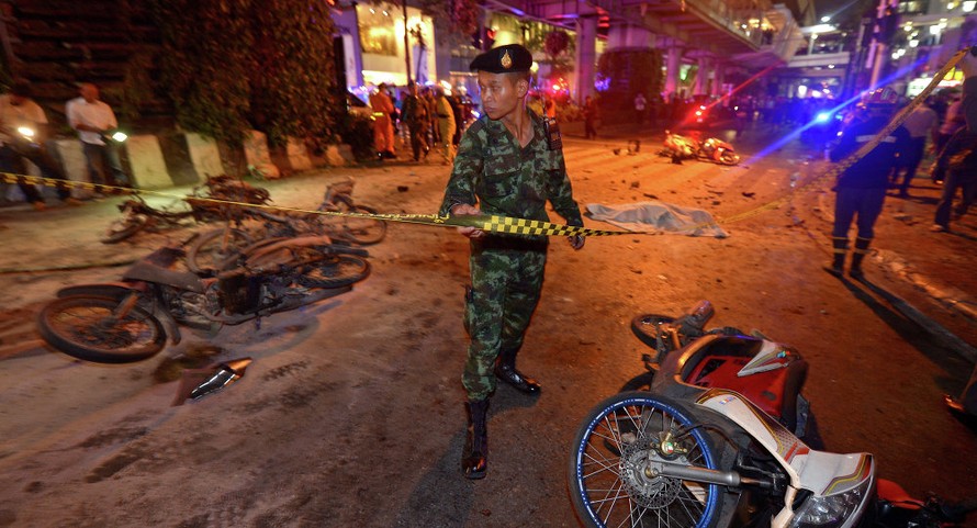 Giây phút bom nổ rung chuyển Bangkok, người dân chạy tán loạn