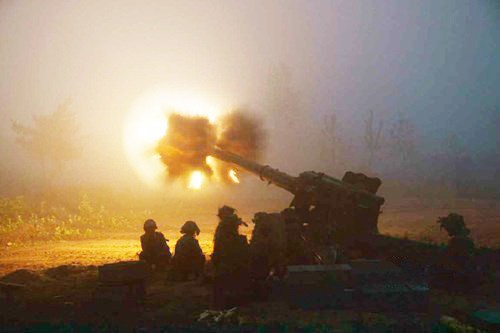 Pháo binh của Quân đội Triều Tiên trong một cuộc diễn tập bắn đạn thật vào ban đêm.