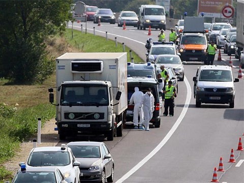Chiếc xe tải chở thi thể người di cư đang phân hủy trong chiếc xe tải trên con đường cao tốc ở Áo. (Nguồn: AFP)