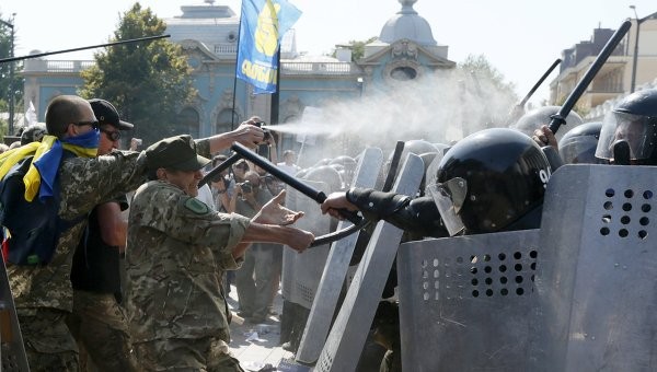 Đụng độ giữa người biểu tình và lực lượng an ninh Ukraine bên ngoài tòa nhà Quốc hội. Ảnh: RIA Novosti