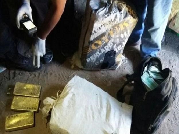 Cảnh sát đã thu hồi được 30 kg vàng cùng khoảng 300.000 USD. (Nguồn: Bộ Công cộng Peru)