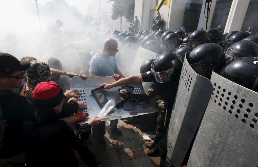 Đụng độ lớn giữa người biểu tình và lực lượng an ninh Ukraine bên ngoài tòa nhà Quốc hội nước này ở thủ đô Kiev vào hôm qua, 31/8. Ảnh: RIA Novosti
