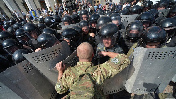 Lực lượng thực thi pháp luật Ukraine ngăn chặn người biểu tình tấn công tòa nhà Quốc hội. Ảnh: RIA Novosti.