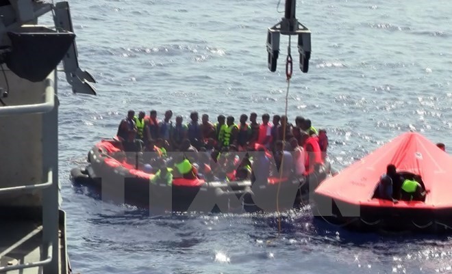 Những người di cư bất hợp pháp trên biển Địa Trung Hải ngoài khơi Libya ngày 5/8. (Nguồn: AFP/TTXVN) 