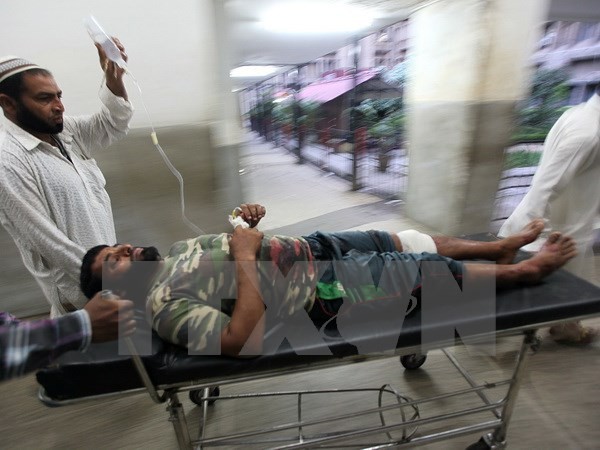  Chuyển một nạn nhân bị thương trong một vụ đấu súng tới bệnh viện ở Jammu, khu vực Kashmir do Ấn Độ kiểm soát. (Nguồn: AFP/TTXVN)