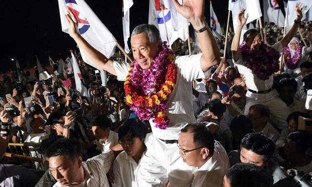 Thủ tướng Lý Hiển Long ăn mừng sau khi công bố kết quả chính thức. (Nguồn: AFP)