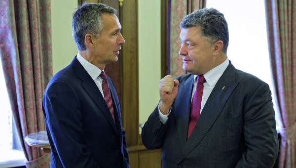 Tổng thống Ukraine Poroshenko và Tổng thư ký NATO Jens Stoltenberg tại cuộc hội đàm diễn ra ở Lviv. Ảnh: RIA Novosti.