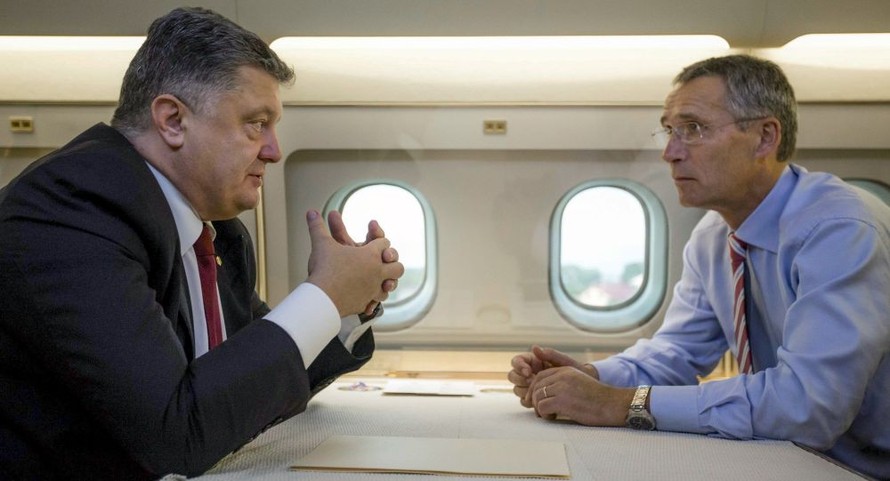 Tổng thư ký NATO Jens Stoltenberg yêu cầu Ukraine thực thi thỏa thuận ngừng bắn Minsk trong chuyến thăm Ukraine hồi đầu tuần. Ảnh: Reuters