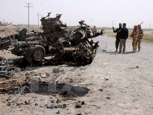 Cảnh sát điều tra tại hiện trường một vụ đánh bom tại Afghanistan. (Nguồn: THX/TTXVN)