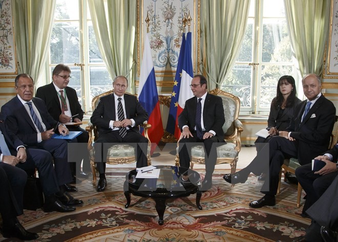 Tổng thống Nga Vladimir Putin (giữa, trái) và Tổng thống Pháp Francois Hollande (giữa, phải) tại cuộc gặp song phương trước thềm hội nghị ngày 2/10. (Nguồn: AFP/TTXVN)