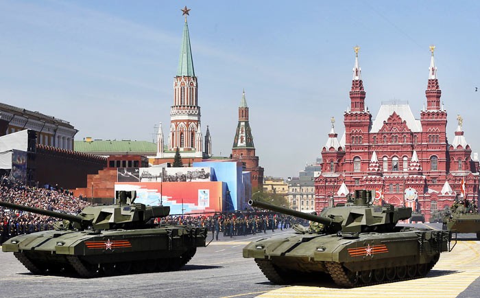 Tăng T-14 Armata xuất hiện lần đầu hôm 9/5/2015 tại Quảng trường Đỏ. Ảnh: RT
