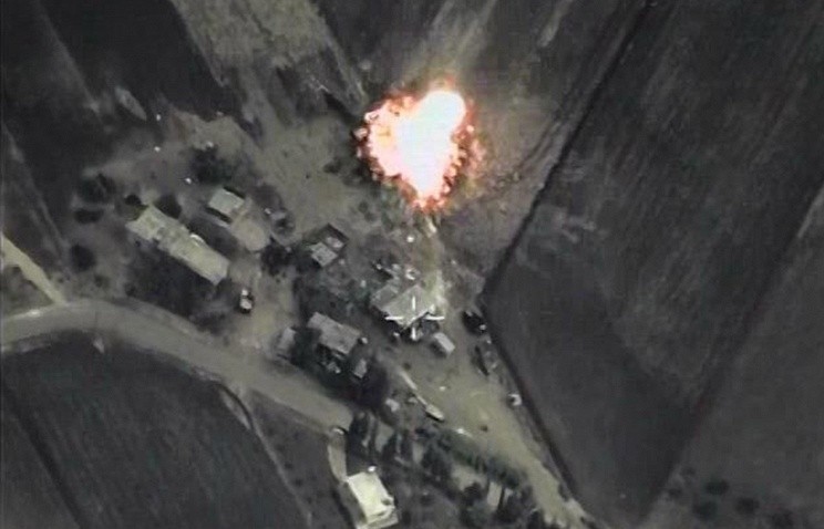 Cứ địa IS tại Syria tan tành sau cuộc không kích của tiêm kích - ném bom Su-34. Ảnh: Tass