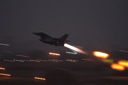 Chiến đấu cơ F-16 của Không quân Mỹ xuất kích trong chiến dịch không kích IS ở Syria. Ảnh: AP