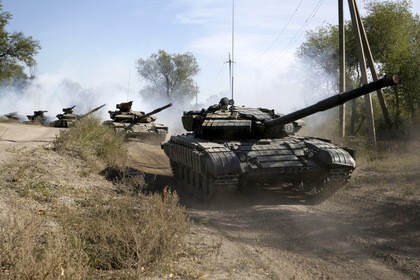 Vũ khí sát thương tiếp tục được các bên xung đột ở Ukraine rút khỏi giới tuyến trong Donbass. Ảnh: Reuters