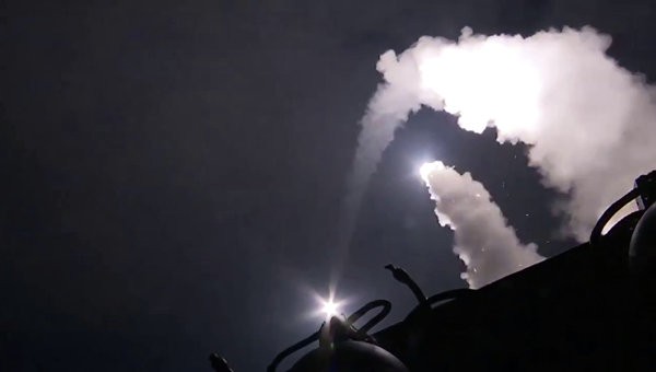 Chiến hạm thuộc Hạm đội Caspian của Nga tiến hành phóng 26 tên lửa hành trình vào các mục tiêu IS ở Syria. Ảnh: RIA Novosti