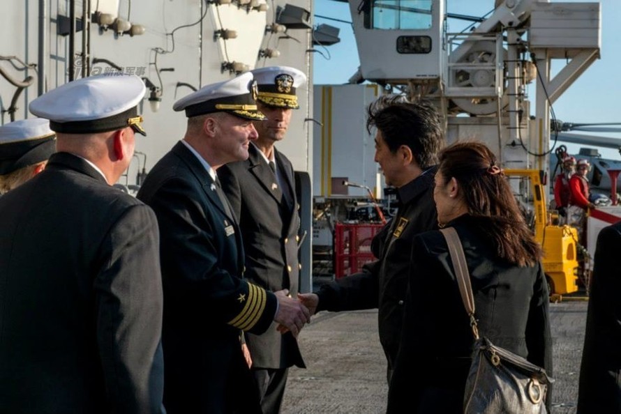 [ẢNH] Mỹ chào đón Thủ tướng Nhật trên hàng không mẫu hạm