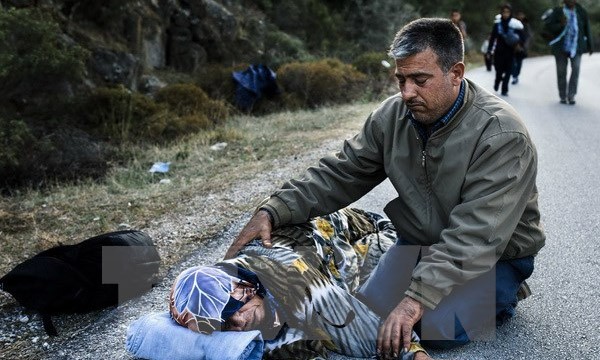 Người tị nạn Syria kiệt sức sau khi vượt Biển Aegean tới đảo Lesbos của Hy Lạp từ Thổ Nhĩ Kỳ. (Nguồn: AFP/TTXVN)