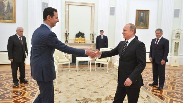 Tổng thống Syria Assad (trái) bất ngờ tới Nga vào hôm qua, ngày 20/10. Ảnh: RIA Novosti
