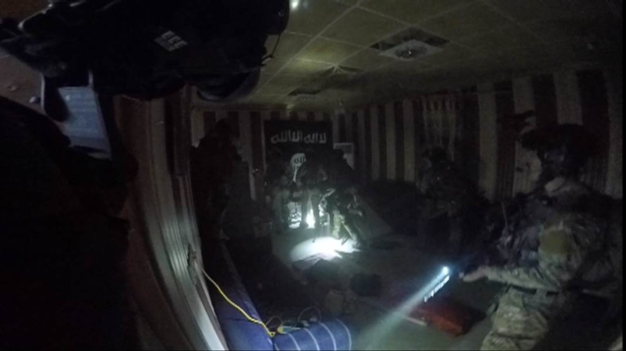 Giây phút đặc nhiệm Mỹ 'đột kích' hang ổ IS giải cứu 70 con tin