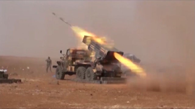 [VIDEO] Quân đội Syria pháo kích dữ dội IS ở Aleppo