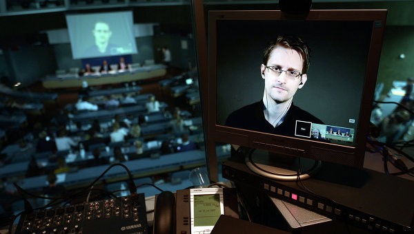 Cựu nhân viên tình báo Mỹ Edward Snowden. Ảnh: AFP