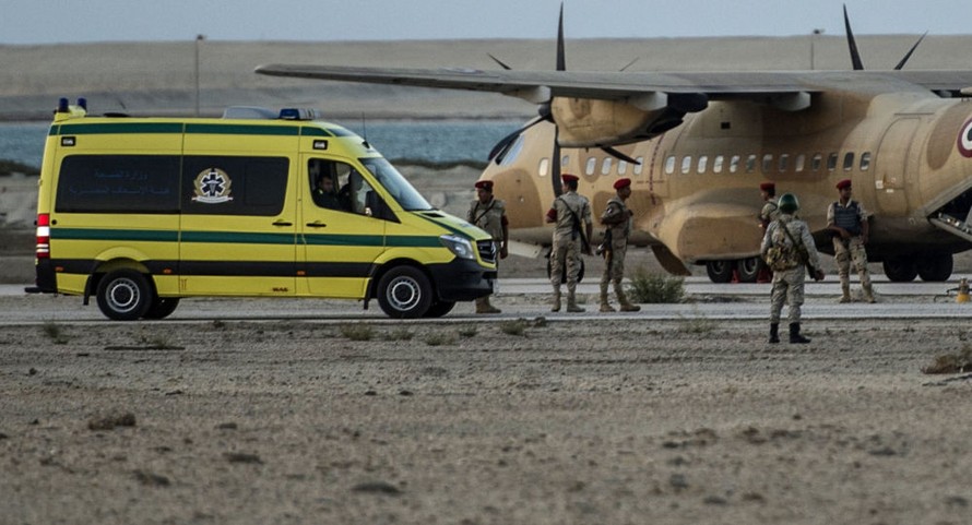 Lực lượng cứu hộ tại hiện trường máy bay hành khách Nga gặp nạn ở Ai Cập. Ảnh: AFP