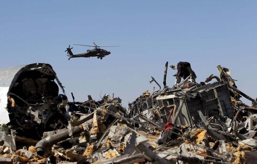 Hiện trường vụ máy bay hành khách Nga gặp nạn ở bán đảo Sinai của Ai Cập. Ảnh: Reuters