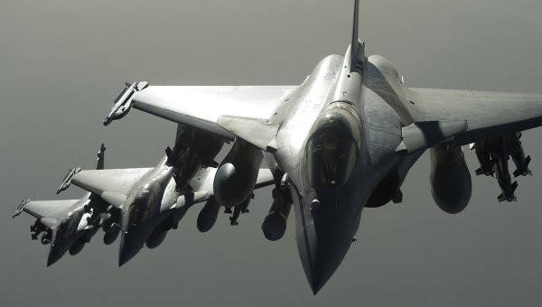 Không quân Pháp tiếp tục đánh bom các mục tiêu IS ở Syria. Ảnh: AP