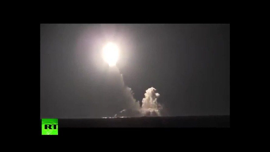 [VIDEO] Tên lửa đạn đạo Nga xé toang màn đêm trên biển
