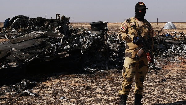 Một binh sỹ bảo vệ hiện trường vụ máy bay Nga gặp nạn ở Ai Cập