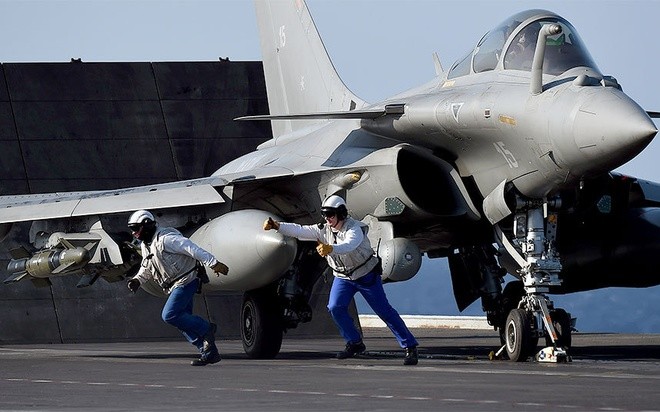 [VIDEO] Tiêm kích Pháp cất cánh từ tàu sân bay đánh IS