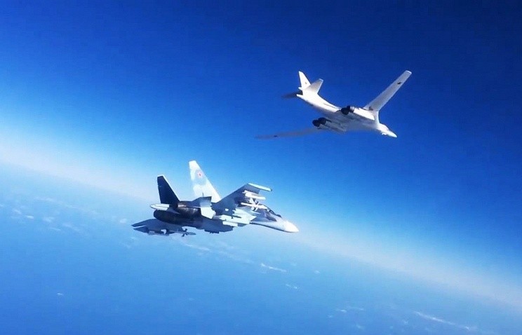 Tiêm kích đa năng Su-30SM hộ tống oanh tạc cơ Tu-160 tham gia chiến dịch không kích khủng bố ở Syria. Ảnh: Tass