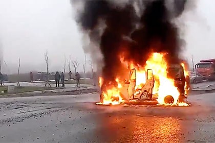 Xe cảnh sát Nga bốc cháy ngùn ngụt sau vụ tấn công. Ảnh: Lenta