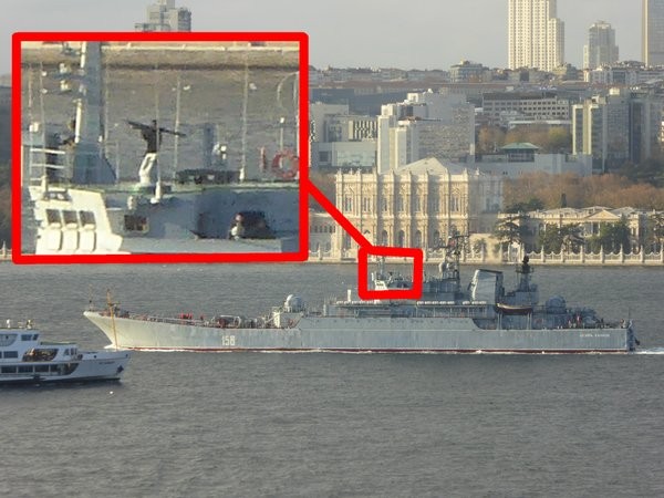 Binh sĩ Nga vác vai một khẩu súng phóng rocket khi chiến hạm Ceasar Kunikov của Nga đi qua eo biển Bosphorus. Ảnh: NTV