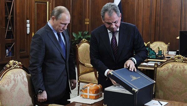 Bộ trưởng Quốc phòng Shoigu trình Tổng thống Putin chiếc hộp đen máy bay Su-24 hôm 8/12. Ảnh: RIA Novosti