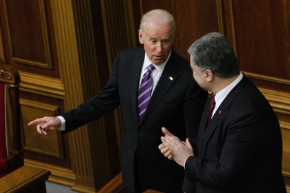 Tổng thống Ukraine Poroshenko (phải) khẳng định sẵn sàng hỗ trợ liên quân chống khủng bố do Mỹ dẫn đầu ở Syria. Ảnh: Unian 