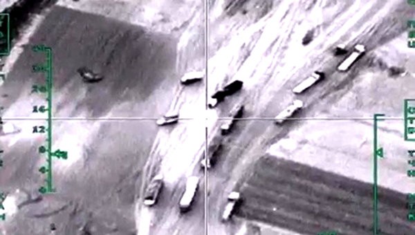 Không quân Nga định vị đoàn xe chở dầu thô của khủng bố IS ở Syria. Ảnh: Bộ Quốc phòng Nga