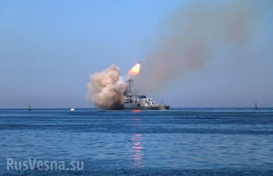 Chiến hạm Nga phóng tên lửa hành trình từ biển Địa Trung Hải. Lãnh thổ Iraq được cho là nằm trong qũy đạo bay của tên lửa. Ảnh: RusVesna